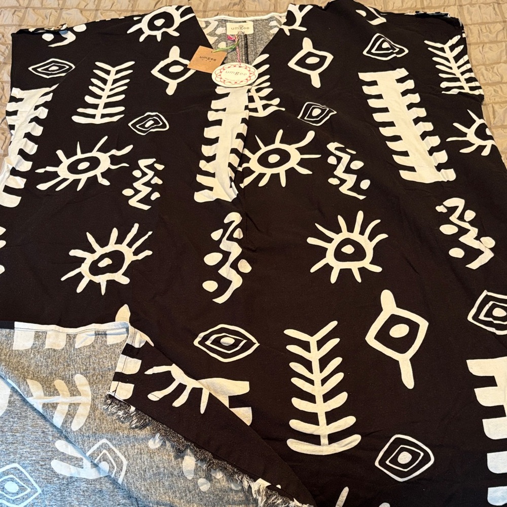 Fun Abstract Black and White Patterned Top - Picture 5 of 12